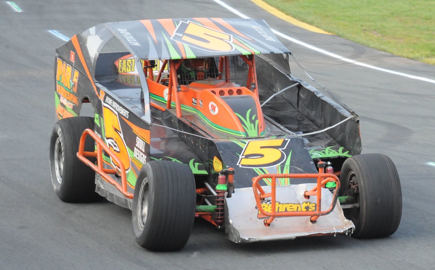 Back in time; past glories. Dan Dulin at the wheel of 358/Sportsman #5 at Bethel Motor Speedway on August 26, 2017, as he “plays though” the crowd.